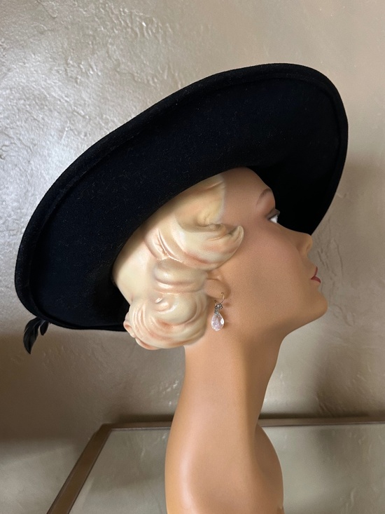 DESIGNER 1950s\' YELLOW & BLACK WIDE BRIM HAT + ROOSTER FEATHERS main image 9